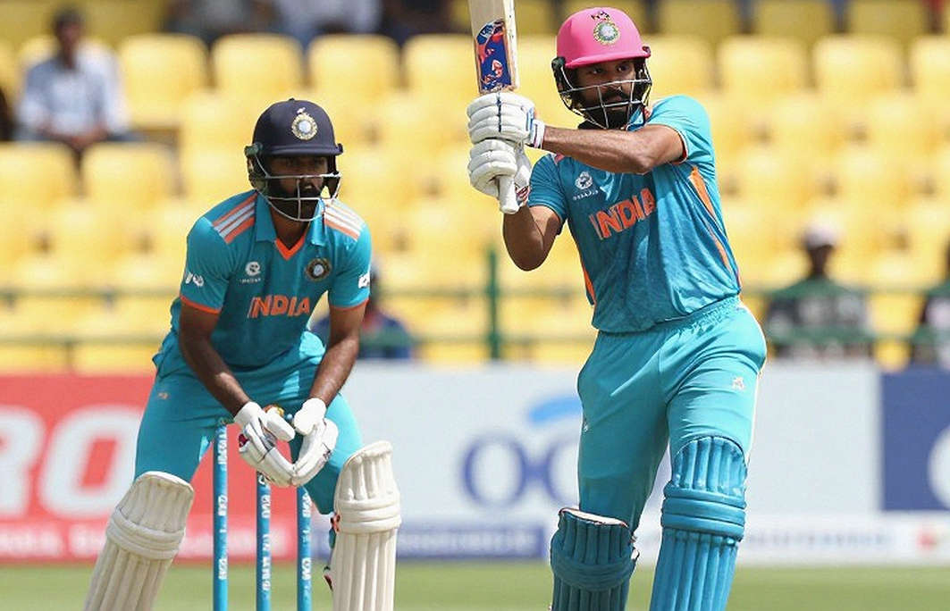 सलमान आघा लौटे, रिज़वान नहीं: पाकिस्तान के चौदह नामों वाले काग़ज़ में छिपी तीन अलग कहानियाँ