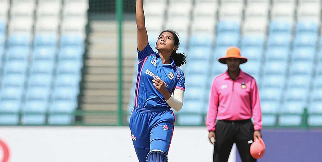 शारजाह का चौथा ओवर: 5/4 से 221/7 तक का सफ़र, और वह दरार जो स्कोरबोर्ड ने छिपा दी